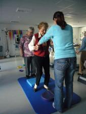 Gruppentraining auf speziellen Matten zur Schulung der Balance